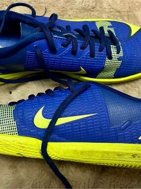 Nike Vapor Indoor Soccer Shoes in Blue and Neon size 3Y